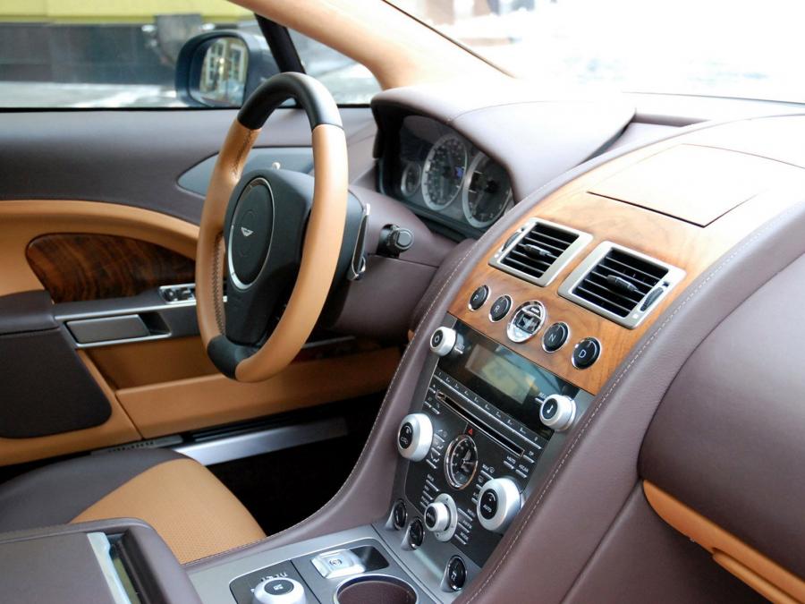 Интерьер Aston Martin Rapide by Status Design 2011 года  (фото 6 из 13)